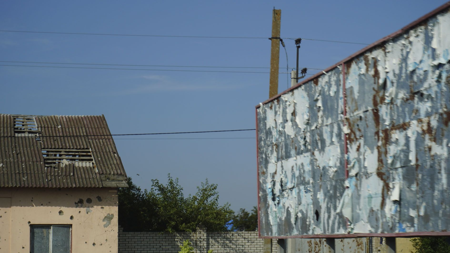 Пусті банери та спалені автозаправки - розповсюджене явище у прифронтових районах Пусті банери та спалені автозаправки - розповсюджене явище у прифронтових районах
