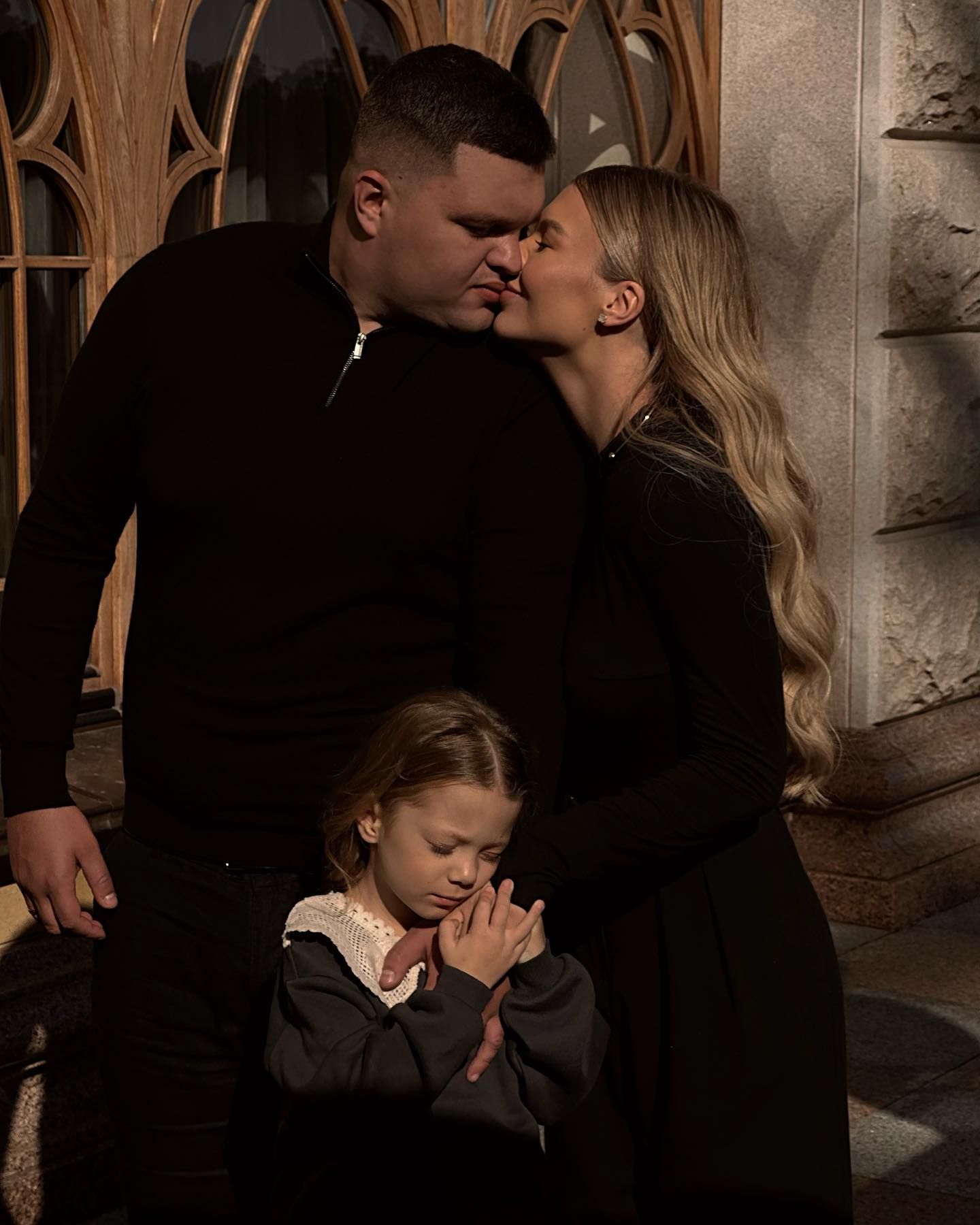 Настя Скальницька з чоловіком та донькою. Фото: instagram.com/skalnytska.n) Настя Скальницька з чоловіком та донькою. Фото: instagram.com/skalnytska.n)