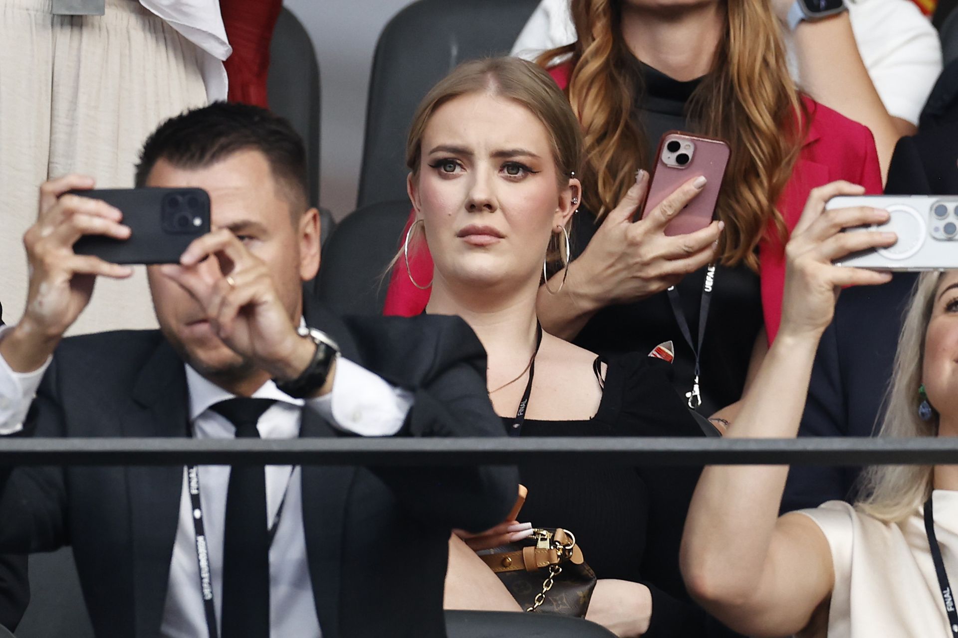 Адель у Берліні дивиться фінал Євро-2024. Фото: Getty Images Адель у Берліні дивиться фінал Євро-2024. Фото: Getty Images