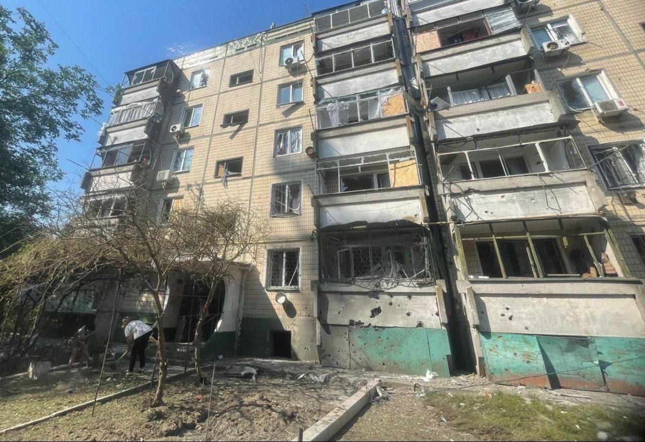 Удар по многоэтажкам в Никополе: пострадал младенец и десятилетняя девочка 1