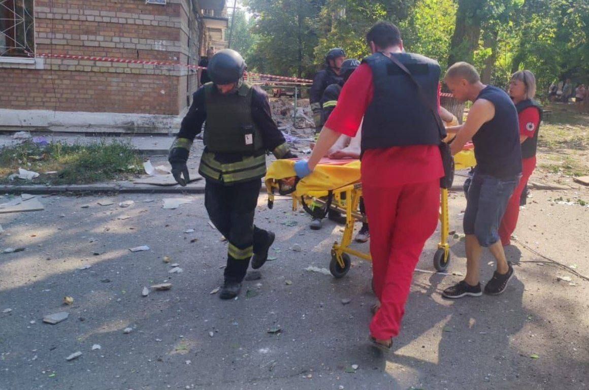 Удар по многоэтажкам в Никополе: пострадал младенец и десятилетняя девочка 2