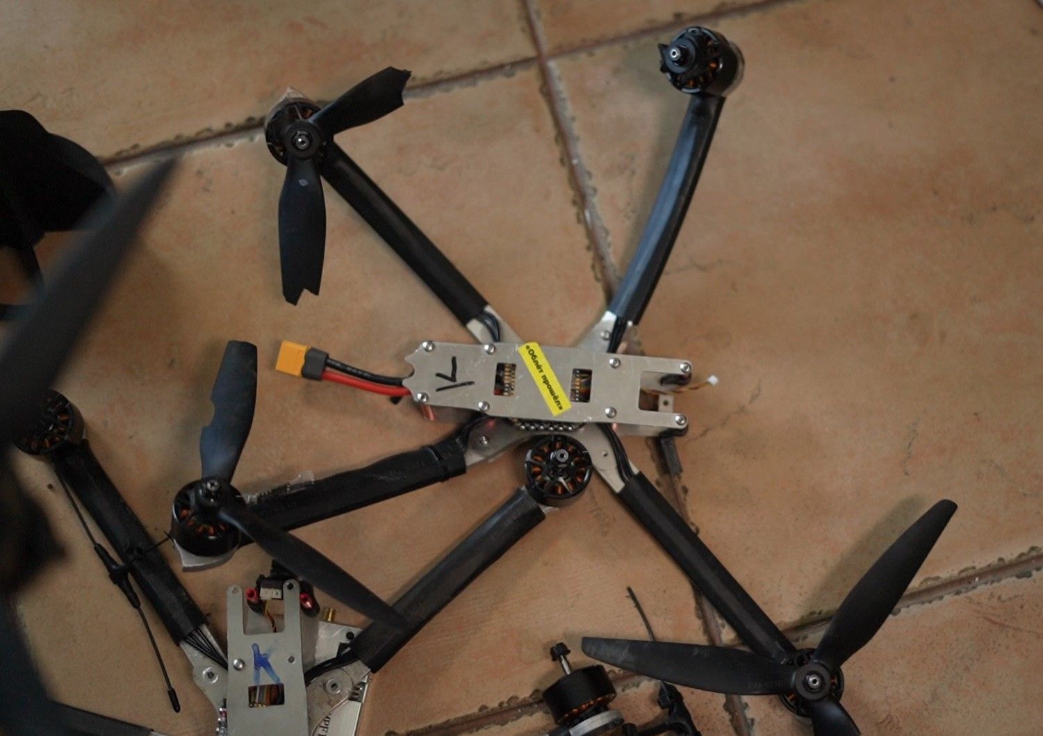 Дрон не здетонував. Він здеформувався через удар об землю Дрон не здетонував. Він здеформувався через удар об землю