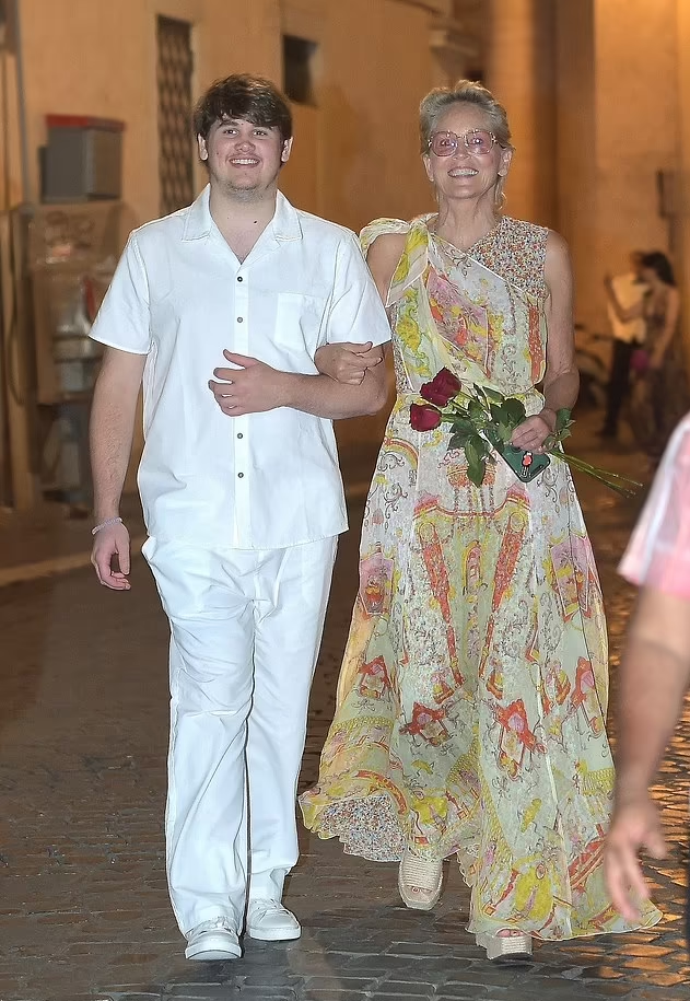 Тримаючи під руку. Фото: BackGrid Тримаючи під руку. Фото: BackGrid