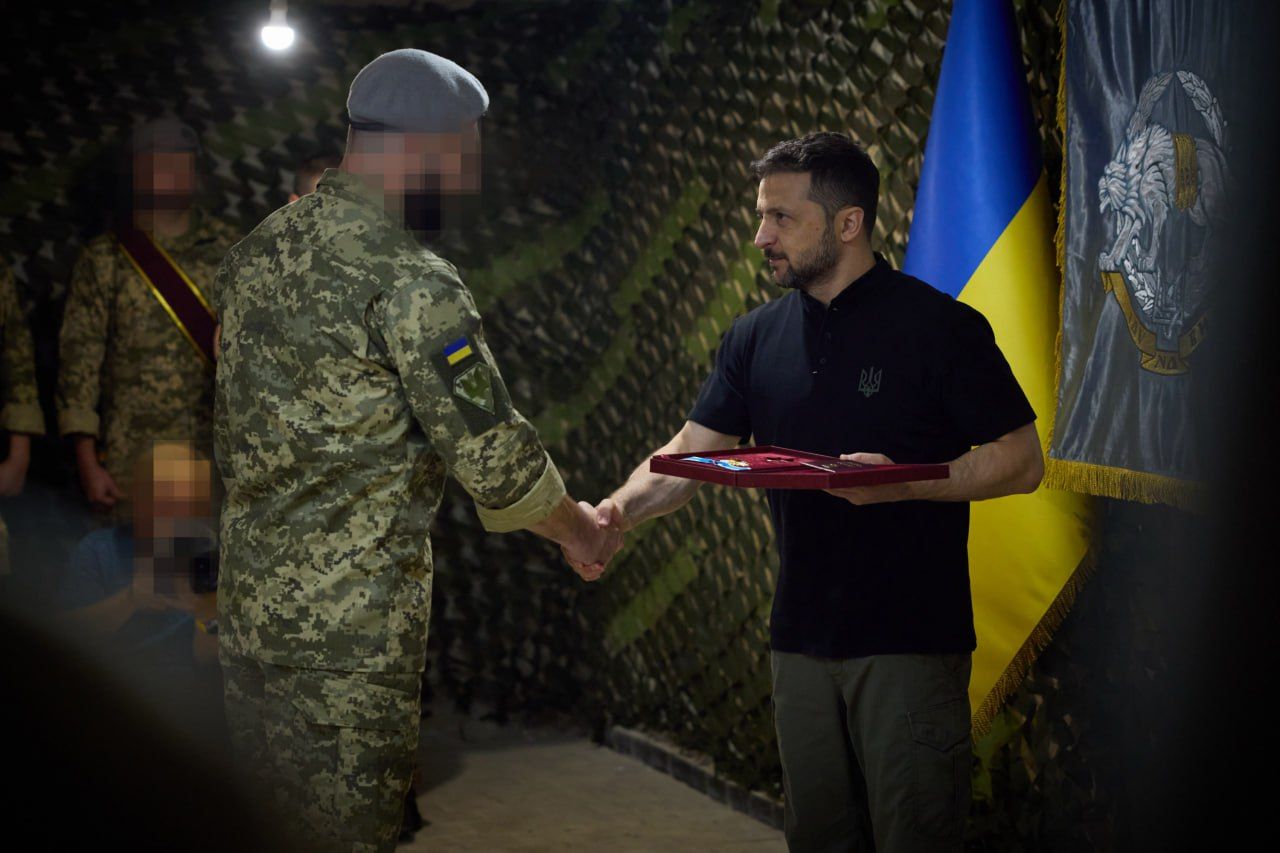 Зеленский посетил командный пункт ССО на передовой близ Волчанска и наградил воинов 2