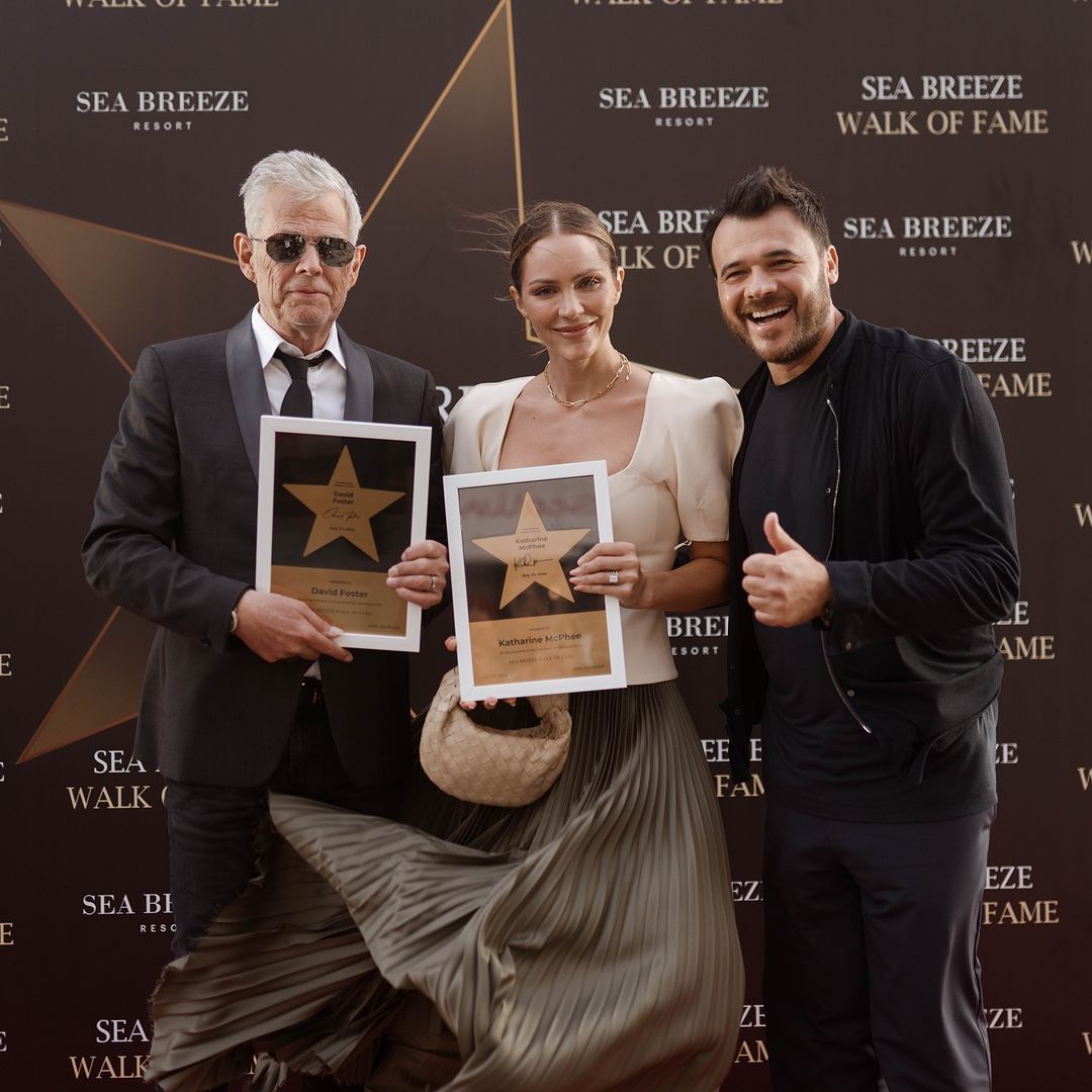 Фостер з дружиною тішиться табличкам з зірками від Еміна Фостер з дружиною тішиться табличкам з зірками від Еміна