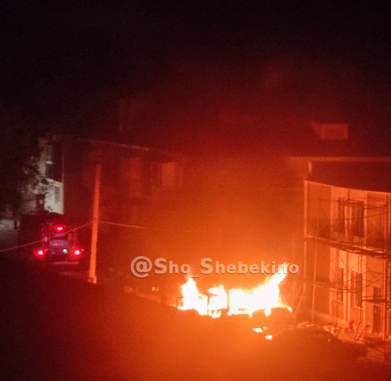 В Шебекино горит автомобиль после обстрела В Шебекино горит автомобиль после обстрела