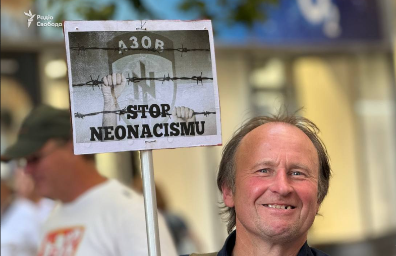 Флаги СССР и макет взрывного устройства: в Праге состоялся митинг против мероприятия Третьей отдельной штурмовой бригады 1