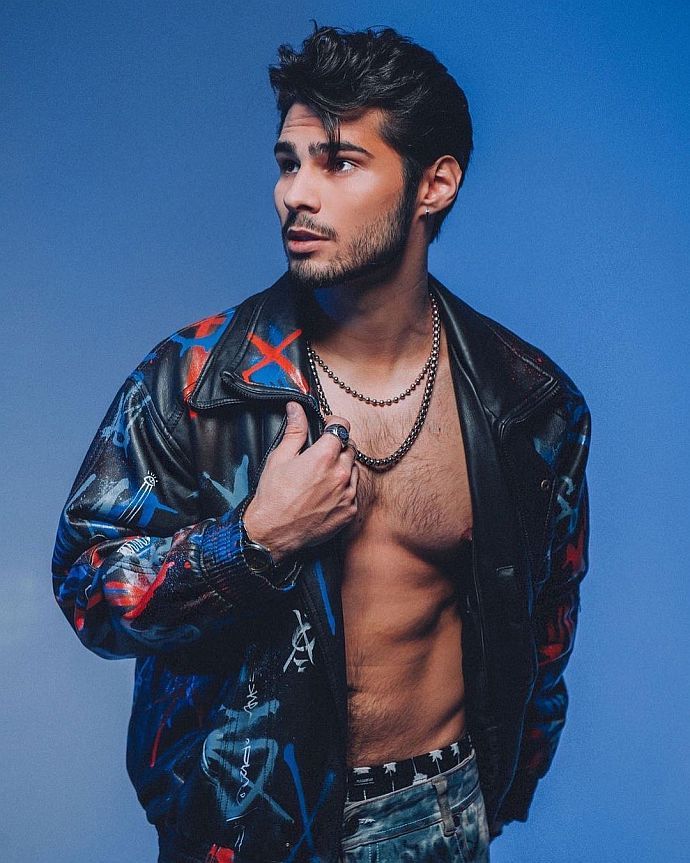 Співак Микита Ломакін вже давно в шоу-бізнесі Співак Микита Ломакін вже давно в шоу-бізнесі