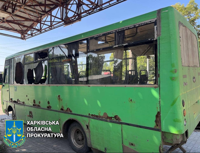 На Харківщині російський дрон влучив по автобусу, у якому перебували будівельники: є поранені 1