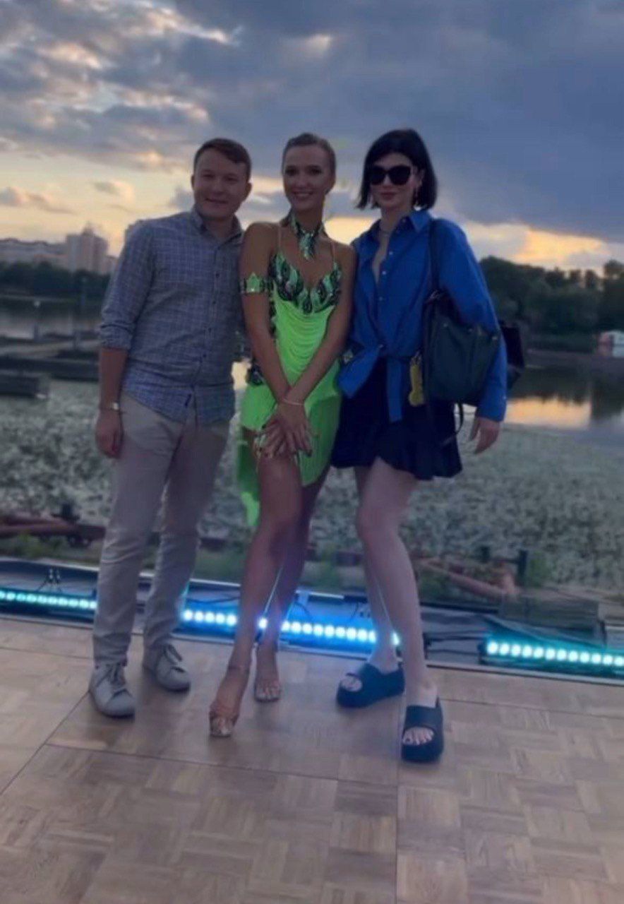 Нардеп Мовчан з дружиною та своячкою Нардеп Мовчан з дружиною та своячкою