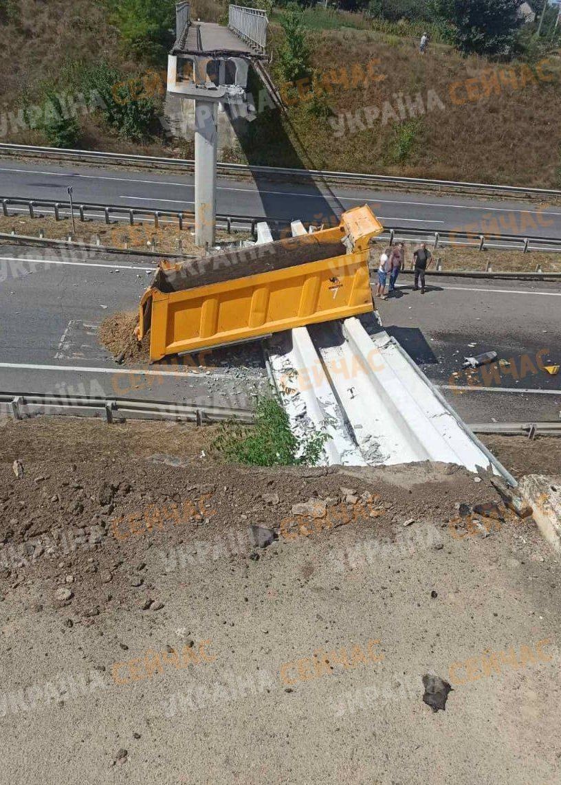 Мост упал на проезжую часть Мост упал на проезжую часть