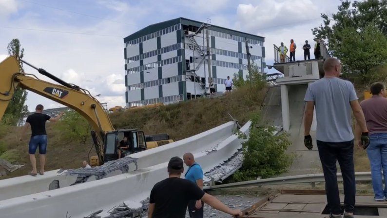 Мост упал на проезжую часть Мост упал на проезжую часть