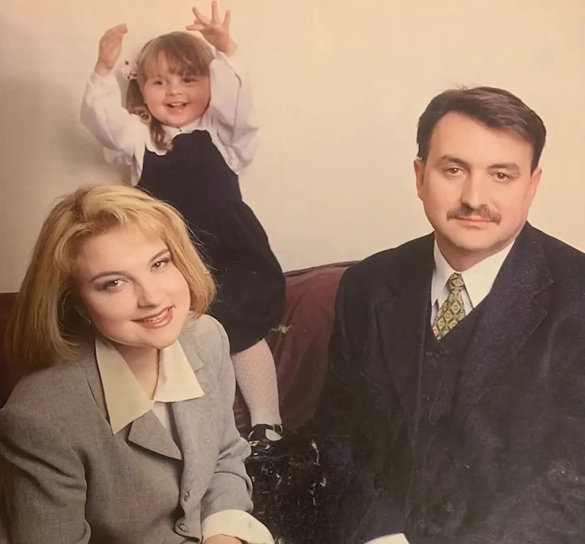 Роблячи Марії пропозицію Дмитро кинув їй під ноги 100 троянд і подарував весільну сукню Роблячи Марії пропозицію Дмитро кинув їй під ноги 100 троянд і подарував весільну сукню