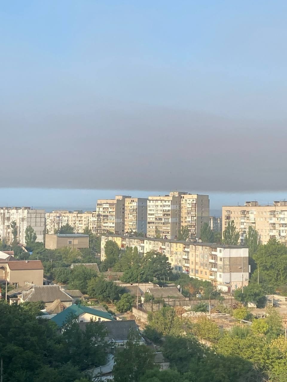 Повітря у Херсоні нині поганої якості – над містом висить хмара діма від пожеж. Фото: соцмережі Повітря у Херсоні нині поганої якості – над містом висить хмара діма від пожеж. Фото: соцмережі