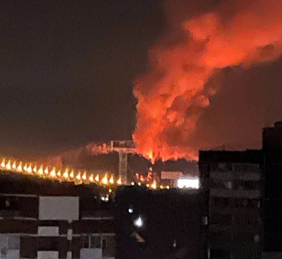 В русском Екатеринбурге после мощного взрыва вспыхнул пожар: пламя видно из разных уголков города (видео) 1