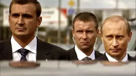 Считается, что период службы в ФСО Дюмин был наиболее приближенным к Путину офицером охраны. Считается, что период службы в ФСО Дюмин был наиболее приближенным к Путину офицером охраны.