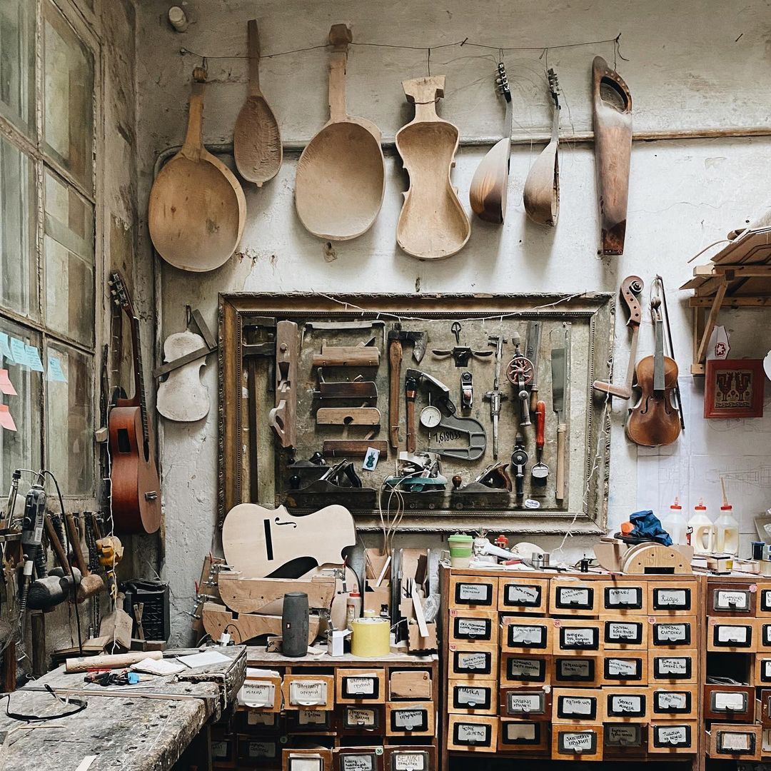 В одном из первых выпусков мы снимали мастера, делающего старинные бандуры. Ведущий Евгений Синельников: Бочки для виски заказывают в Украине, ставят клеймо и продают втрое дороже 2