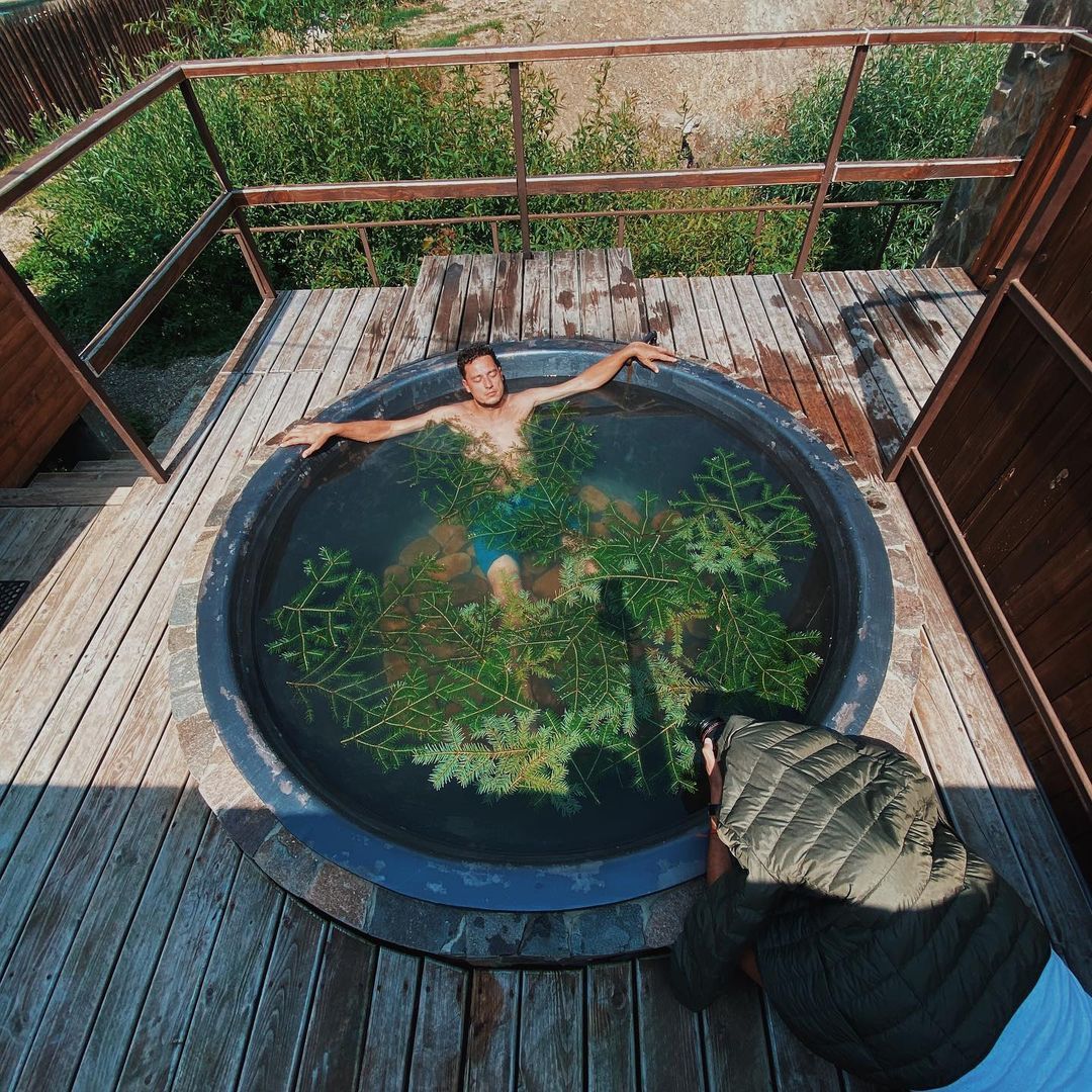 Евгений Синельников будет вместе со зрителями по-особому открывать для себя нашу невероятную страну. Ведущий Евгений Синельников: Бочки для виски заказывают в Украине, ставят клеймо и продают втрое дороже 3