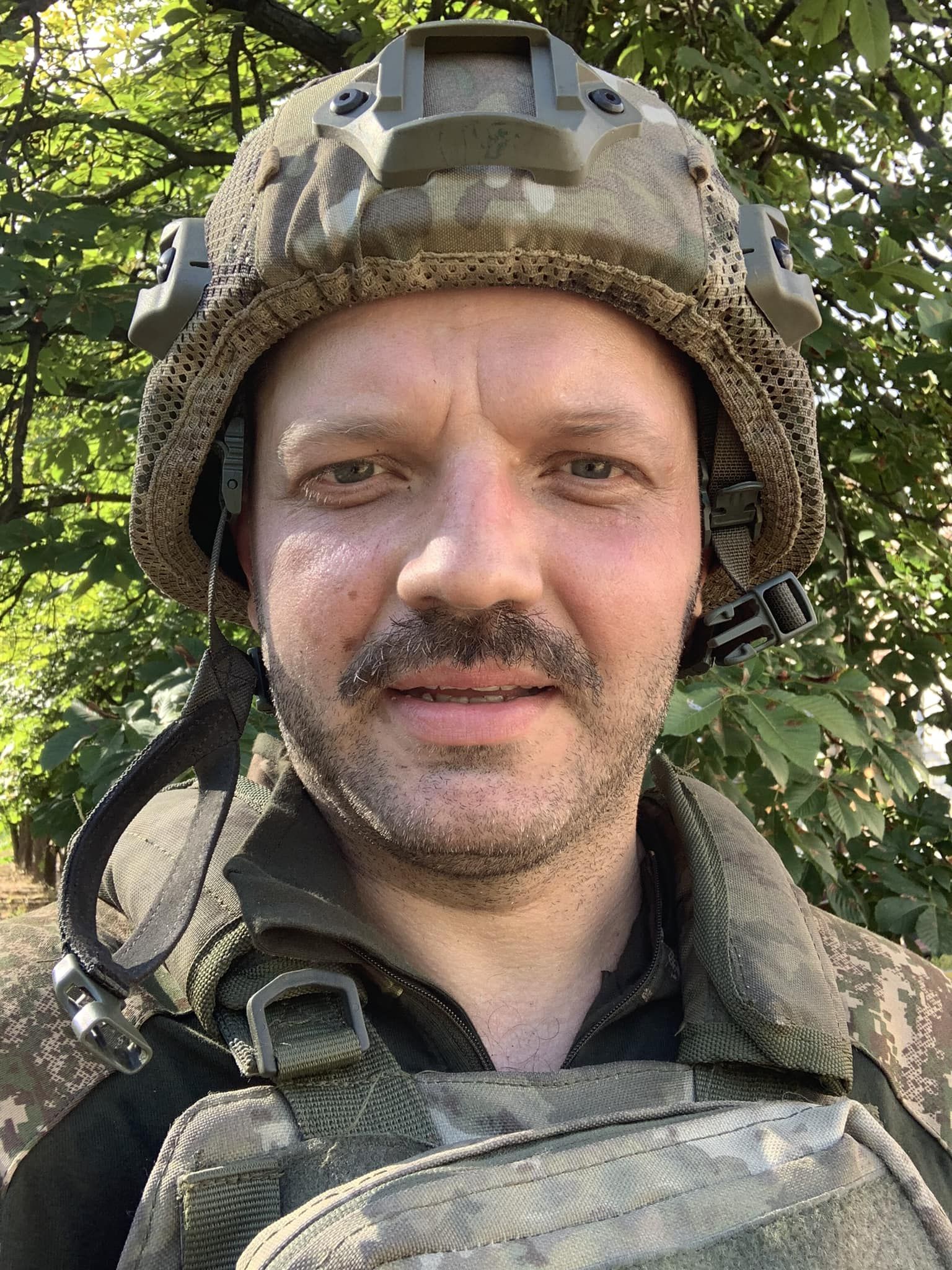 Военнослужащий, певец Игорь Воевуцкий. Военнослужащий, певец Игорь Воевуцкий.