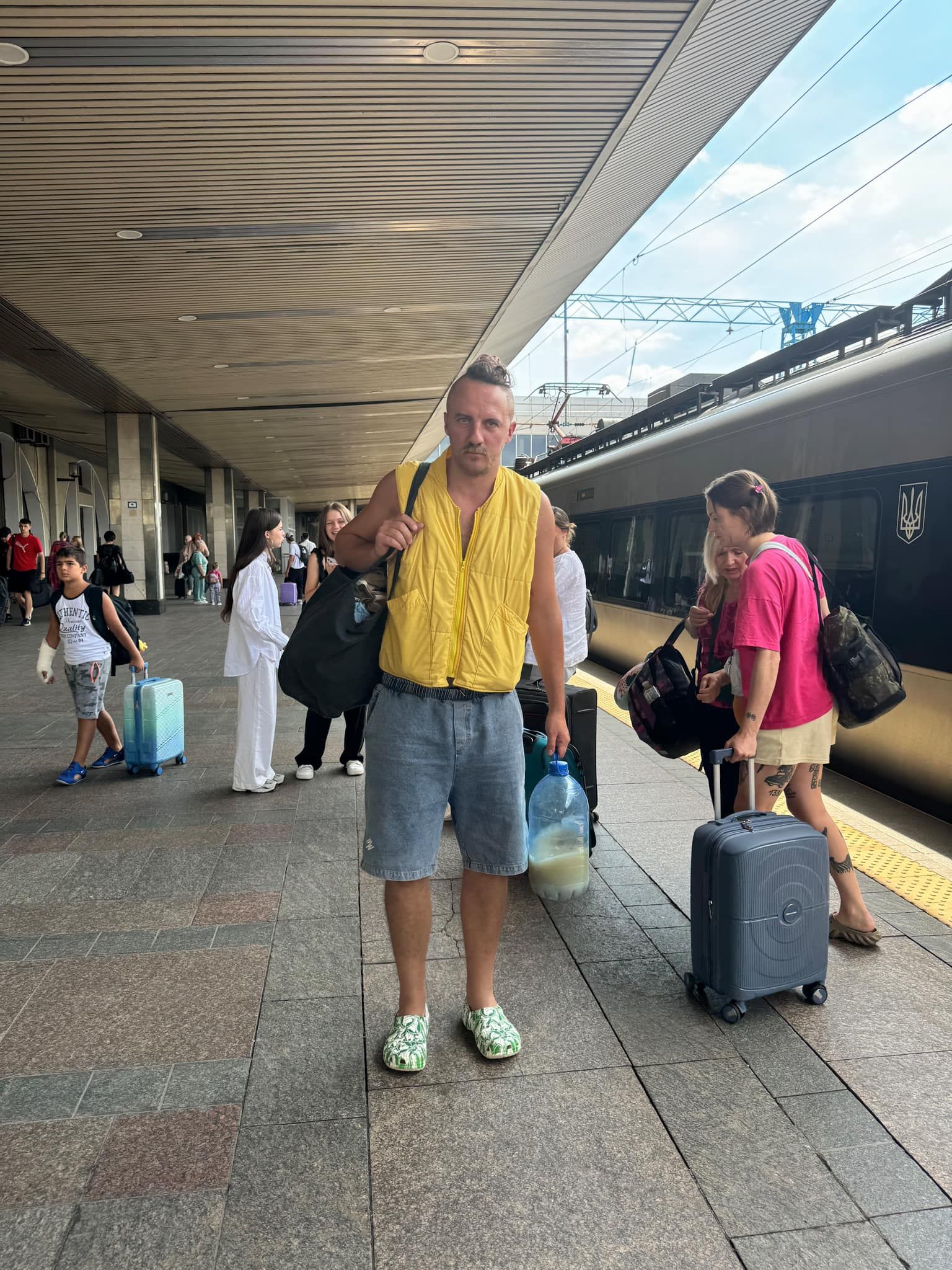 Євген Клопотенко на центарльному залізичному вокзалі в києві. Фото: Афсуищщл.