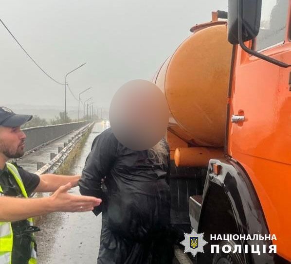 За рулем грузовика оказался подвыпивший священник. Фото - Нацполиция Черновицкой области