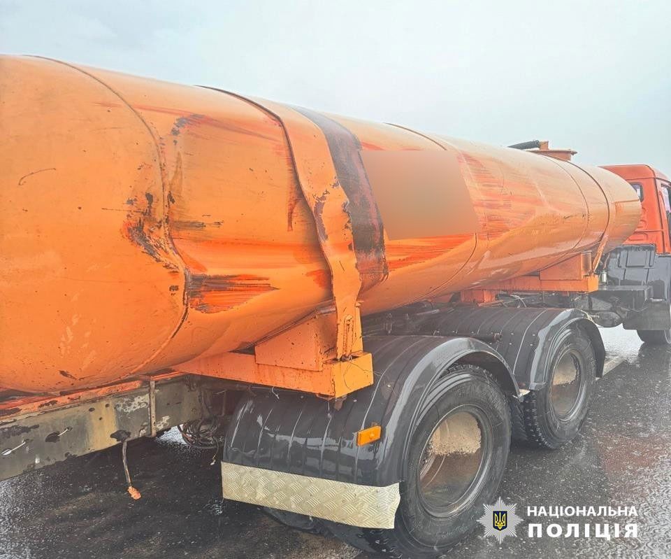 Священник врезался в дорожный столб и скрылся с места аварии. Фото - Нацполиция Черновицкой области