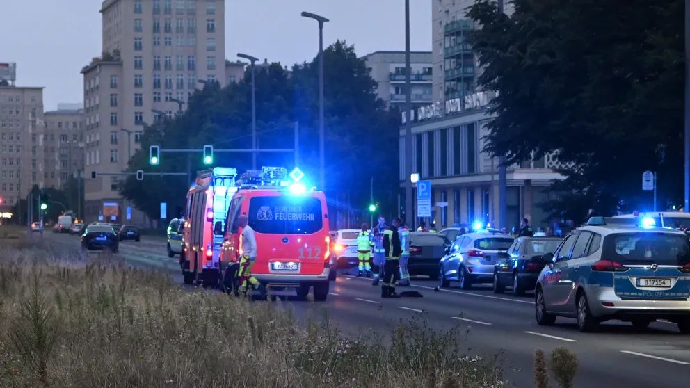 В центре Берлина, на украинца, лежавшего на дороге, наехал автомобиль В центре Берлина, на украинца, лежавшего на дороге, наехал автомобиль