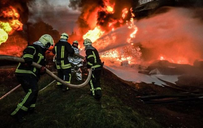 До гасіння пожежі залучили два пожежні потяги. Фото - ДСНС України До гасіння пожежі залучили два пожежні потяги. Фото - ДСНС України