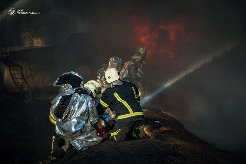 Над приборканням вогню працюють 90 оперативників. Фото - ДСНС України Над приборканням вогню працюють 90 оперативників. Фото - ДСНС України