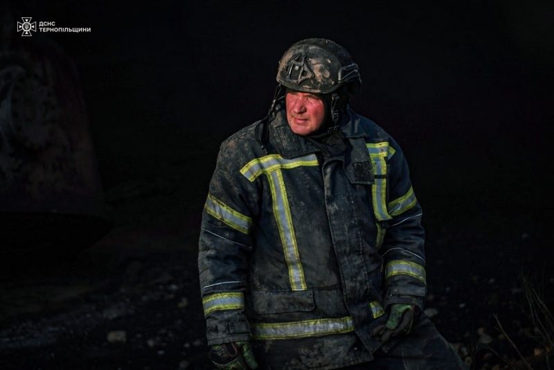 Вогонь вдалося локалізувати, але гасіння пожежі ще продовжується. Фото - ДСНС України Вогонь вдалося локалізувати, але гасіння пожежі ще продовжується. Фото - ДСНС України