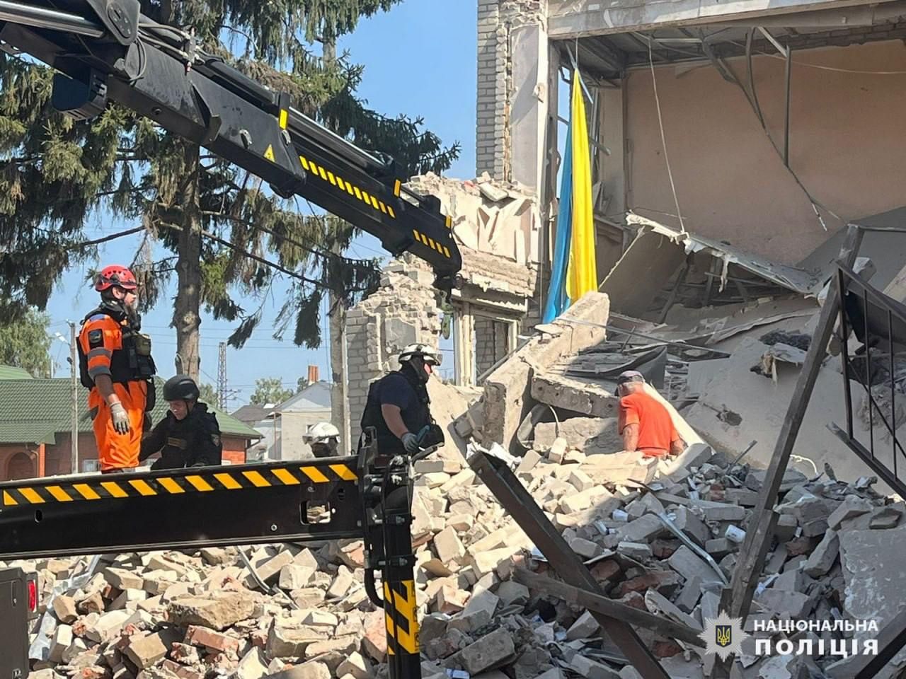 Окупанти вдарили по Сумщині та Харківщині: троє поранених, одну жінку врятували з-під завалів (фото) 3