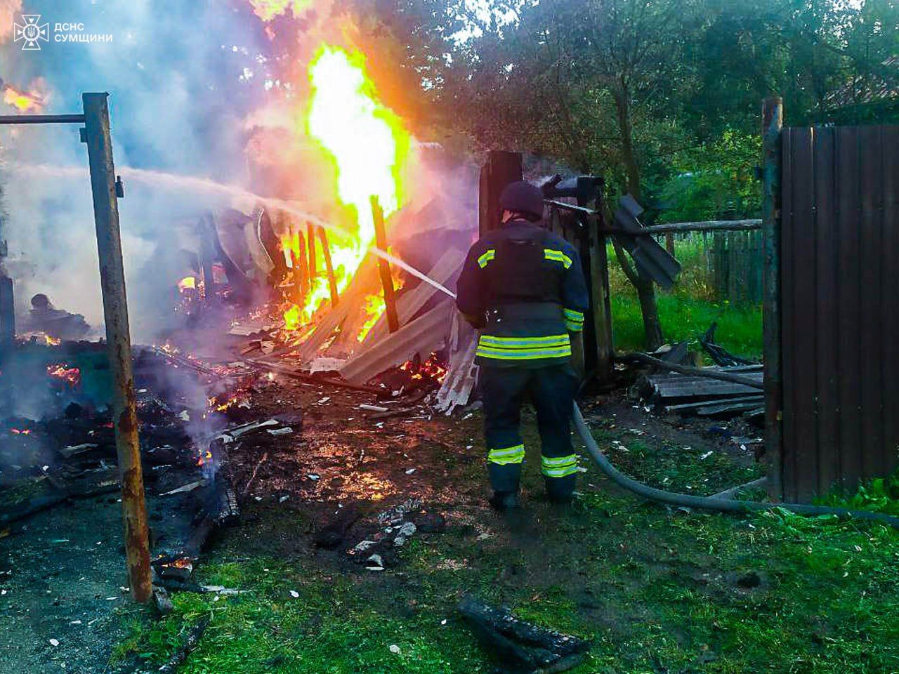 Окупанти вдарили по Сумщині та Харківщині: троє поранених, одну жінку врятували з-під завалів (фото) 1
