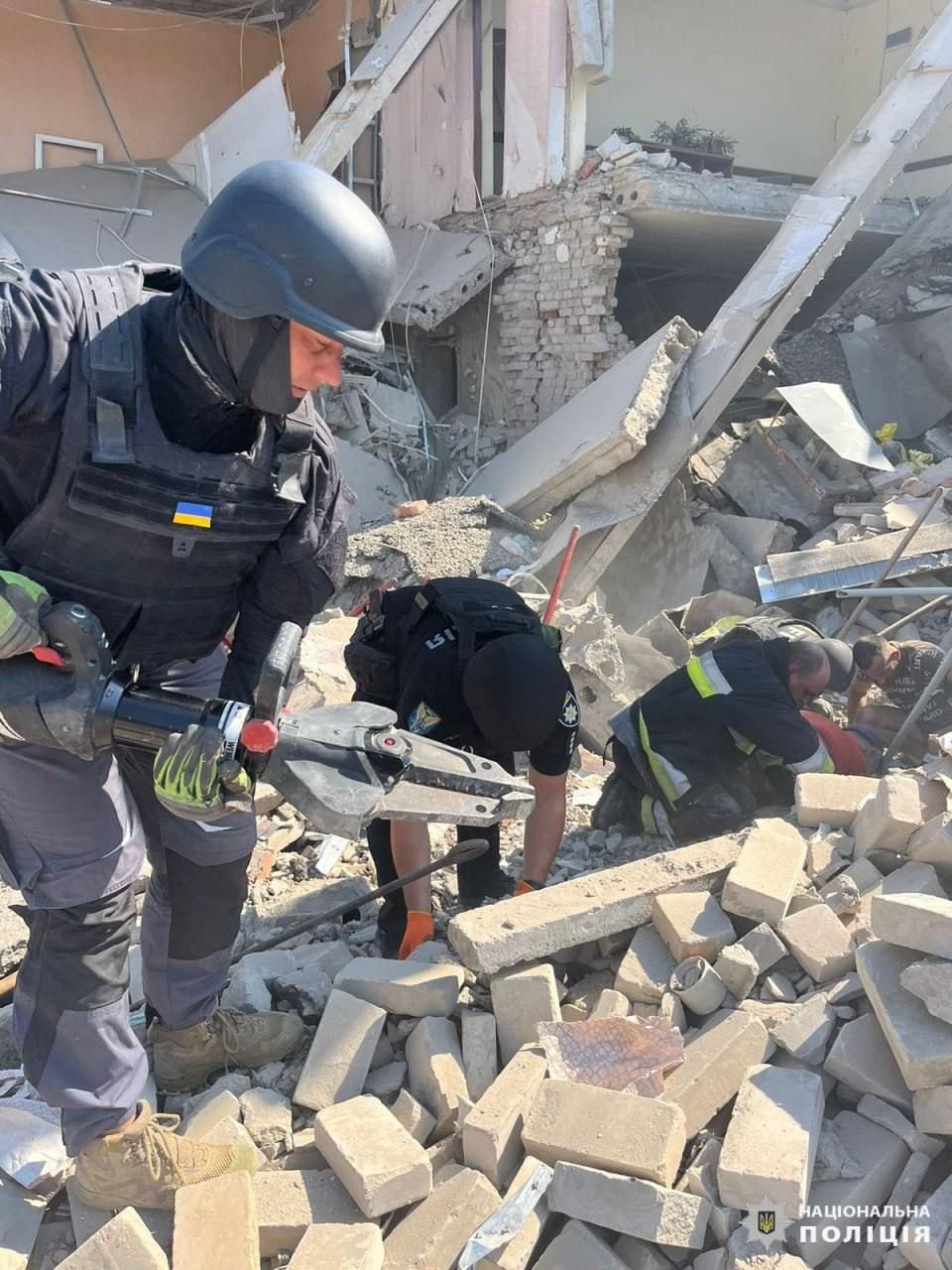 Окупанти вдарили по Сумщині та Харківщині: троє поранених, одну жінку врятували з-під завалів (фото) 4