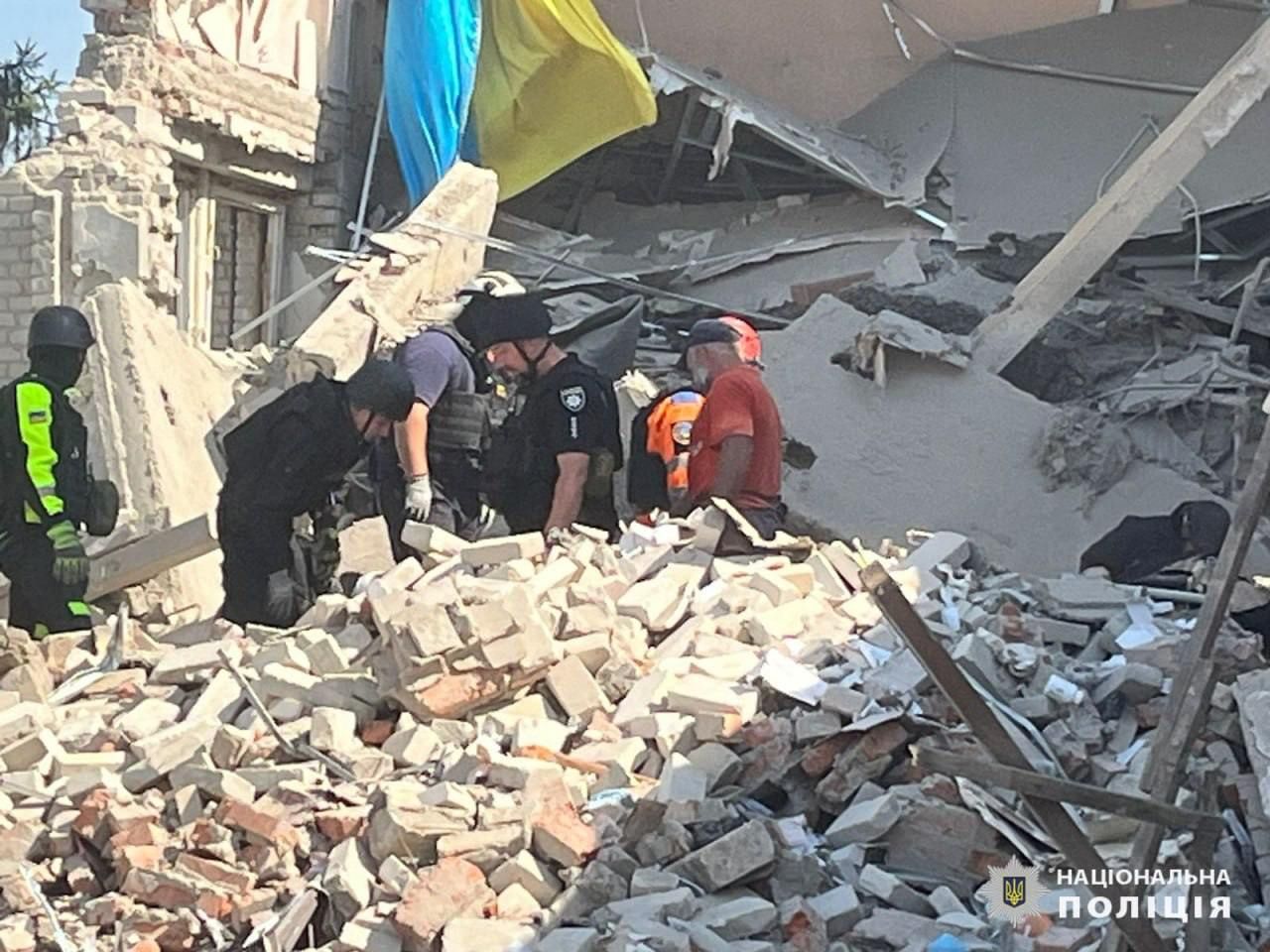 Окупанти вдарили по Сумщині та Харківщині: троє поранених, одну жінку врятували з-під завалів (фото) 2