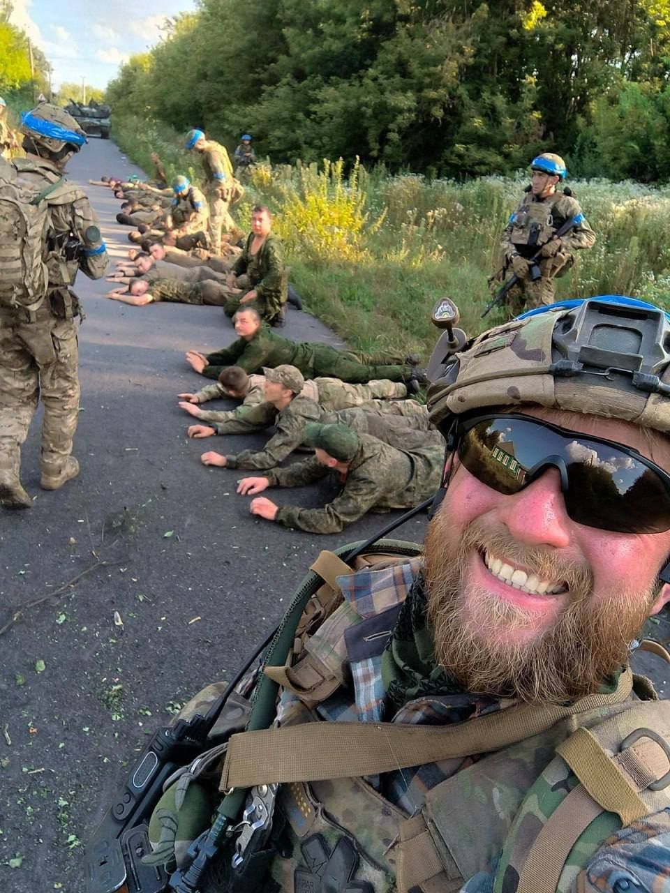 Поповнення обмінного фонду: бійці ЗСУ взяли у полон нову групу окупантів на Курщині (фото) 1