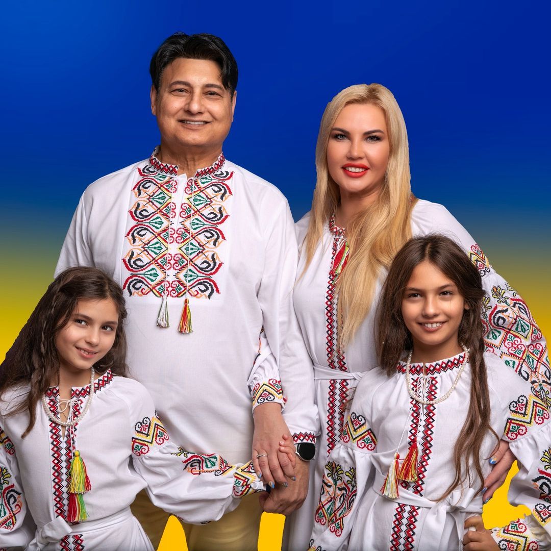 Співачка Камалія з колишнім чоловіком та доньками Співачка Камалія з колишнім чоловіком та доньками