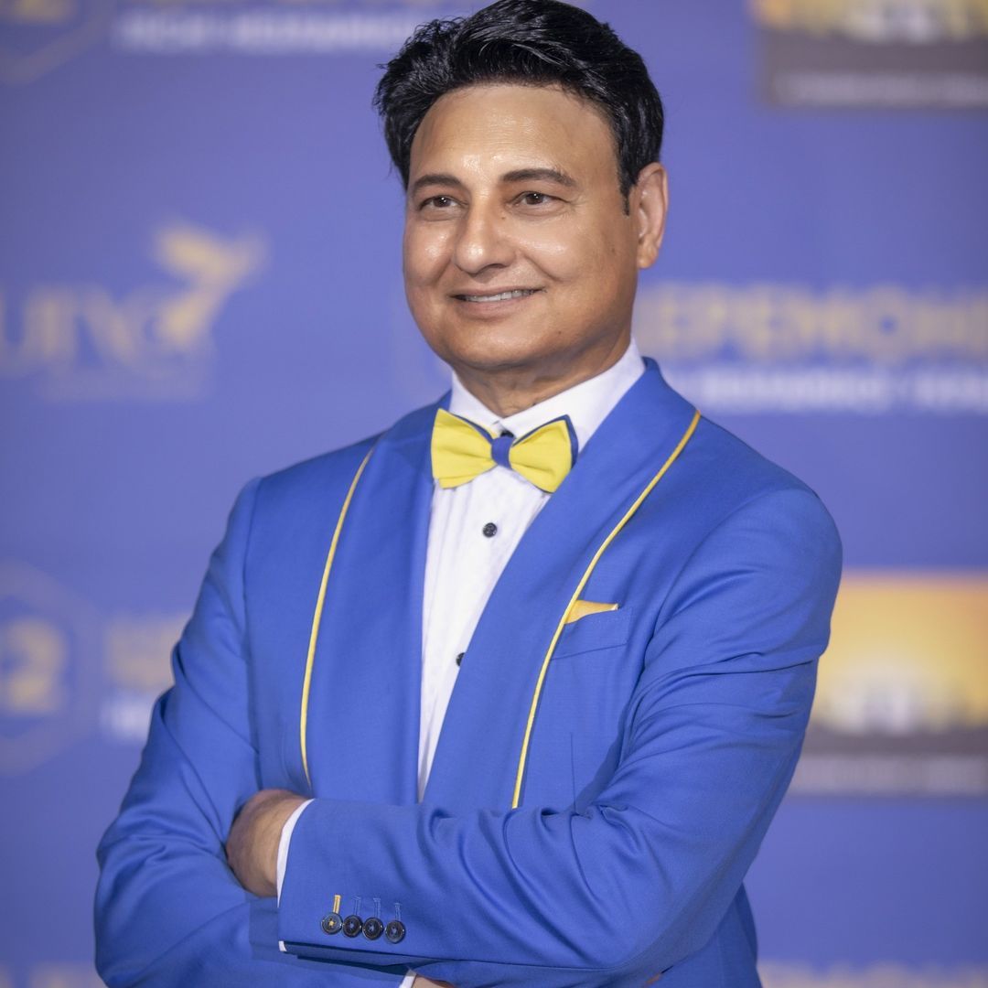 Також Захур є співвласником музичної премії Yuna Також Захур є співвласником музичної премії Yuna