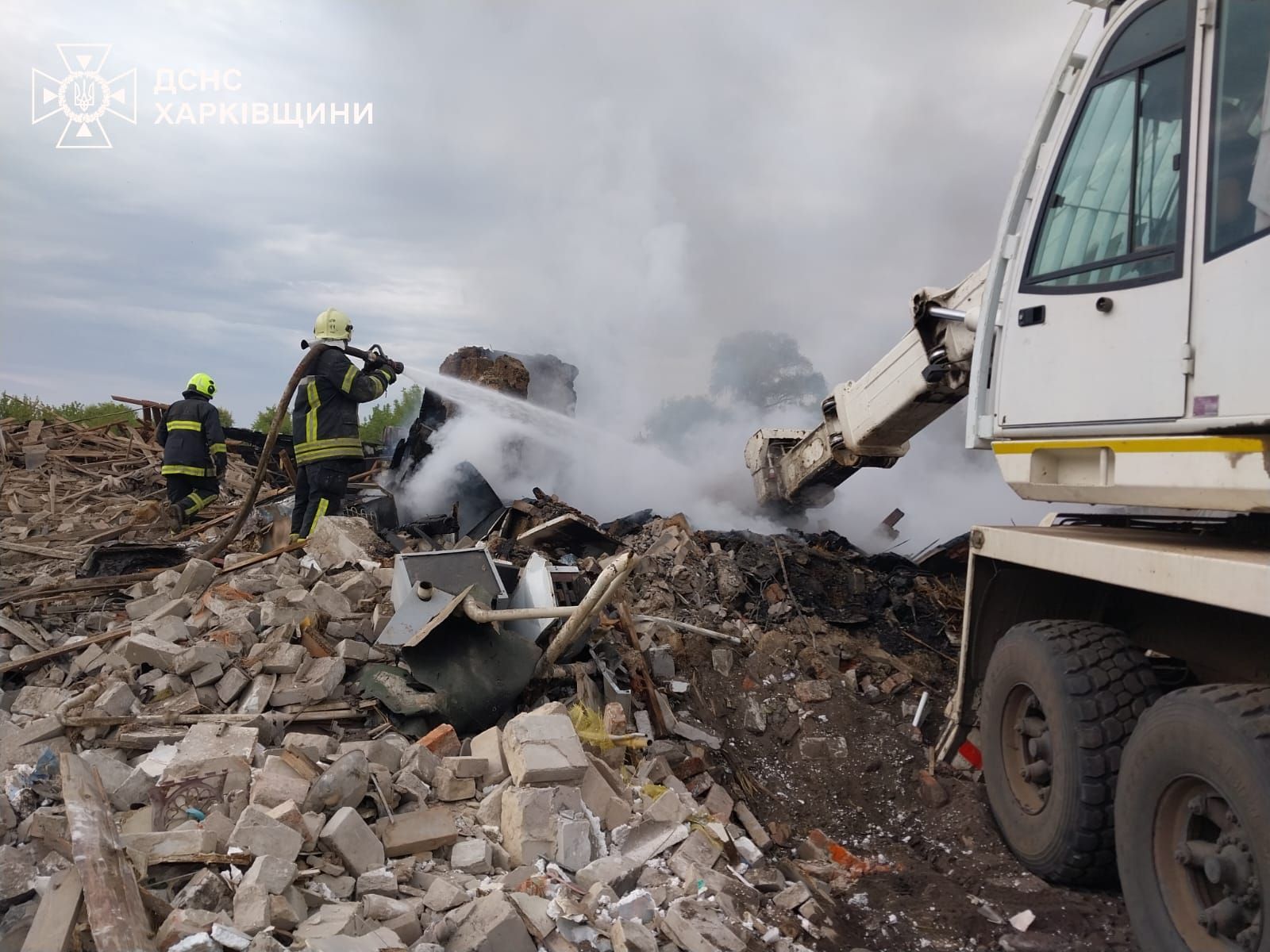 Росіяни керованою авіабомбою вдарили по Борівській громаді на Харківщині. Фото - ДСНС Росіяни керованою авіабомбою вдарили по Борівській громаді на Харківщині. Фото - ДСНС