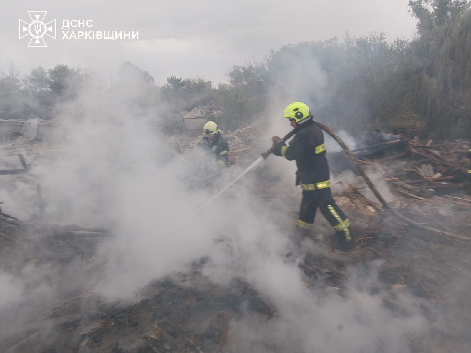 На місці удару виникла пожежа. Фото - ДСНС На місці удару виникла пожежа. Фото - ДСНС