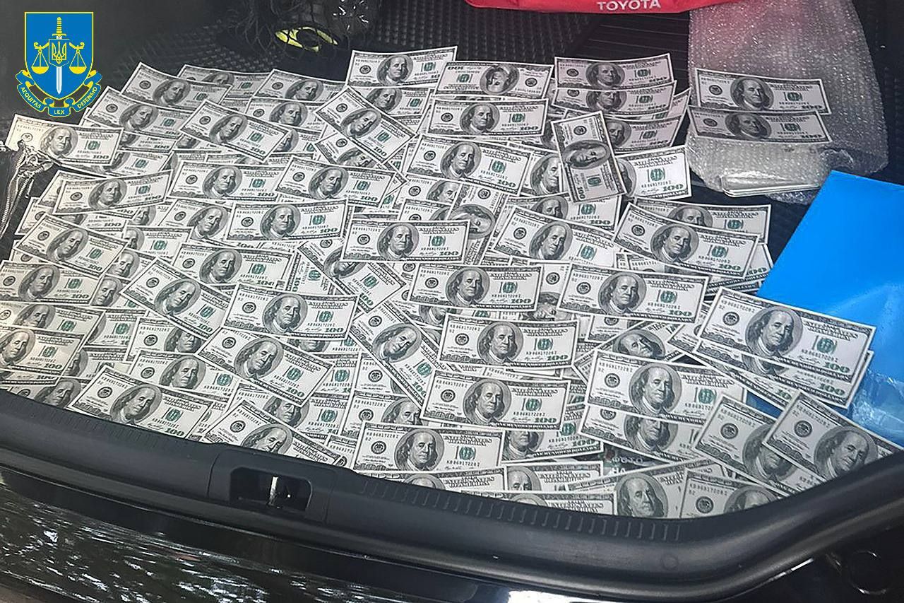 Свои "услуги" адвокат-военнослужащий оценивал в $25 тысяч. Фото - Офис Генпрокурора Свои "услуги" адвокат-военнослужащий оценивал в $25 тысяч. Фото - Офис Генпрокурора