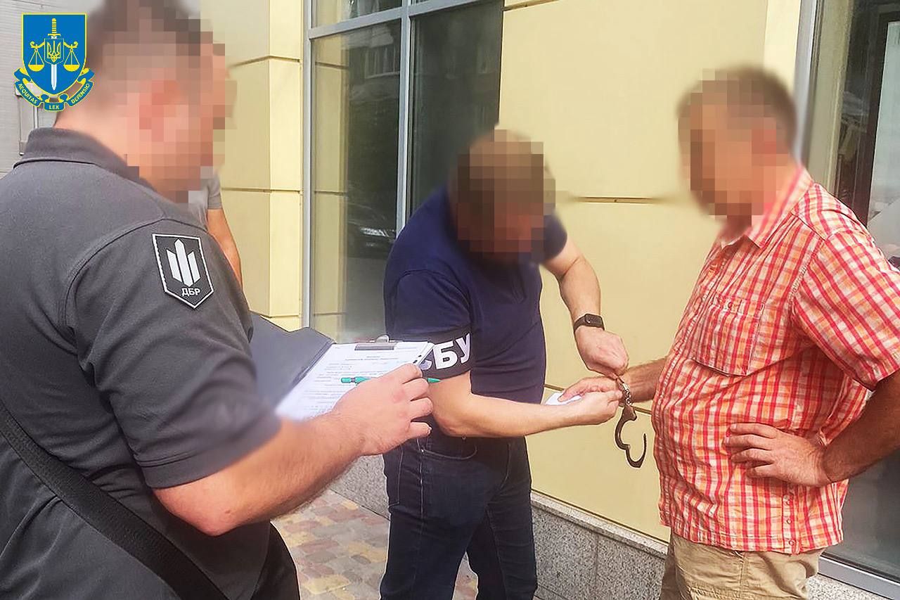 Адвокат-военнослужащий за $25 тысяч помогал избежать мобилизации. Фото - Офис Генпрокурора Адвокат-военнослужащий за $25 тысяч помогал избежать мобилизации. Фото - Офис Генпрокурора