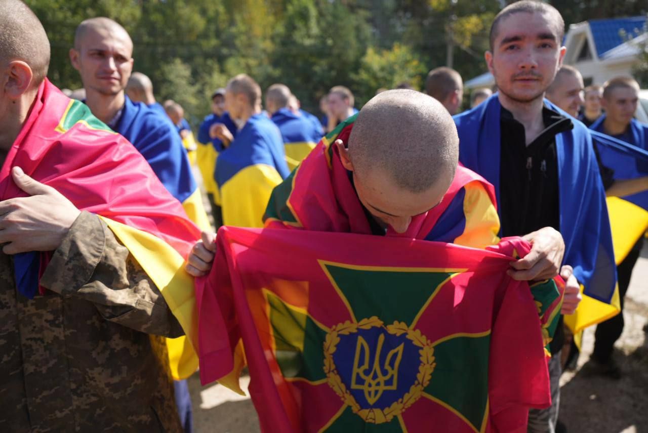 Додому повернулись воїни Національної гвардії, Збройних Сил, Військово-морських сил, Державної прикордонної служби. Фото - Володимир Зеленський Додому повернулись воїни Національної гвардії, Збройних Сил, Військово-морських сил, Державної прикордонної служби. Фото - Володимир Зеленський