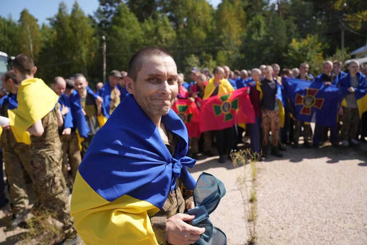 Захисники вже на рідній землі. Фото - Володимир Зеленський Захисники вже на рідній землі. Фото - Володимир Зеленський