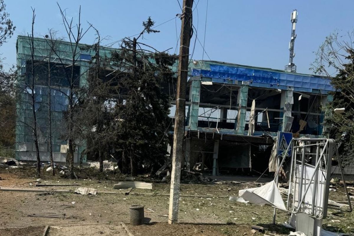 Окупанти зруйнували унікальний олімпійський спорткомплекс у Кураховому: у басейн потрапила авіабомба (фото) 1