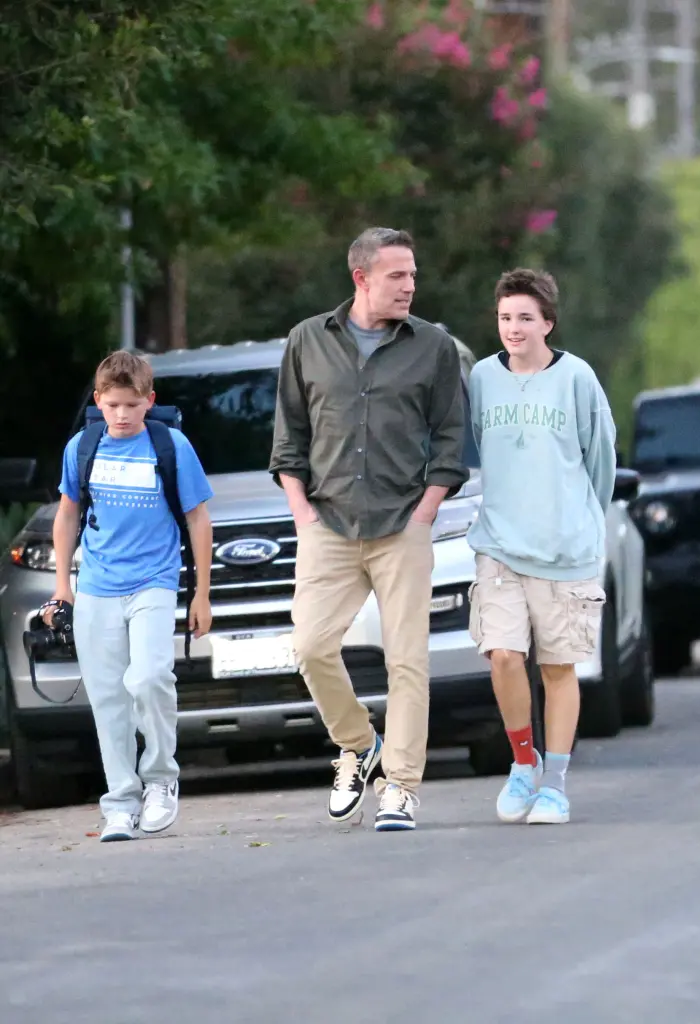 Отец и дети в расслабленном образе. Фото: Thecelebrityfinder/MEGA Отец и дети в расслабленном образе. Фото: Thecelebrityfinder/MEGA