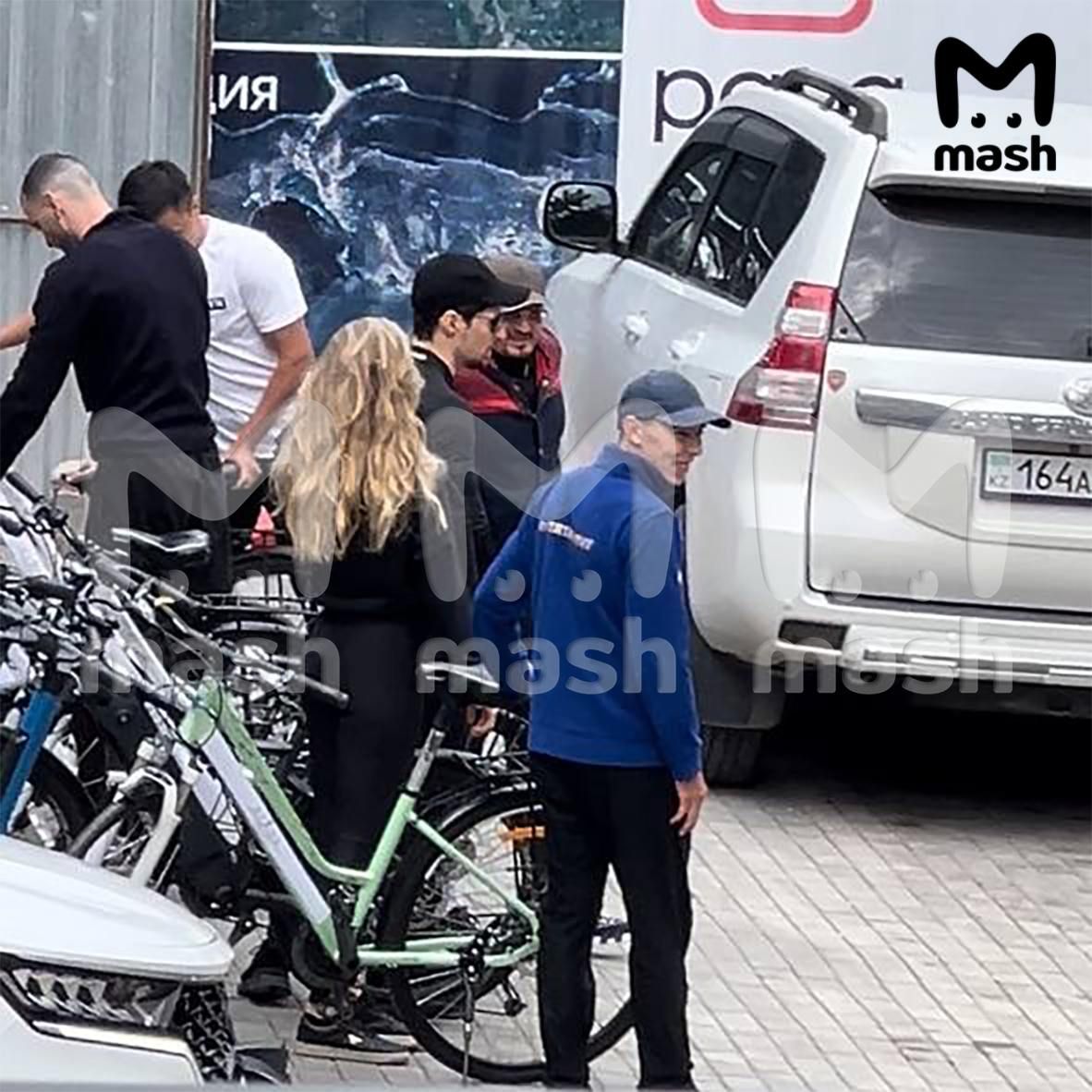 Одно из последних фото Павла Дурова на свободе сделано в Азербайджане 11 августа. Вероятно, на нем он с той же блондинкой, с которой его задержали сегодня вечером французские жандармы. Одно из последних фото Павла Дурова на свободе сделано в Азербайджане 11 августа. Вероятно, на нем он с той же блондинкой, с которой его задержали сегодня вечером французские жандармы.