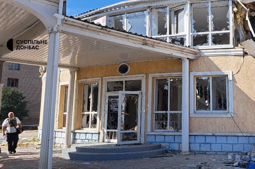 Наслідки удару Росії по готелю Сапфир у Краматорську. Фото: Суспільне Донбас Наслідки удару Росії по готелю Сапфир у Краматорську. Фото: Суспільне Донбас