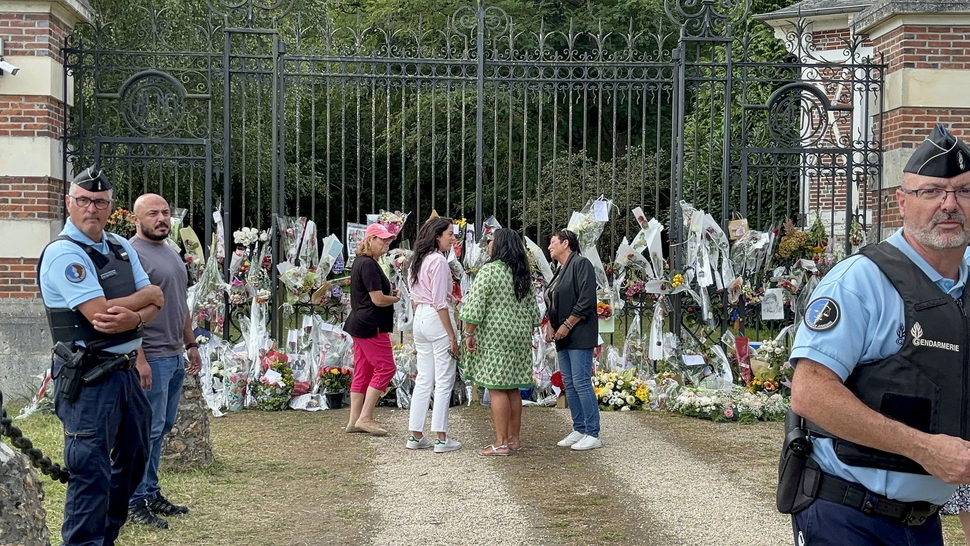 Вокруг дома Алена Делона стоит полиция, вертолетам и дронам запрещено пролетать в этом районе. Фото: Getty Images Вокруг дома Алена Делона стоит полиция, вертолетам и дронам запрещено пролетать в этом районе. Фото: Getty Images