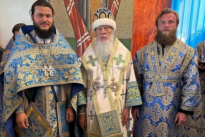 Нардеп Артем Дмитрук (праворуч) та уродженець РФ Митрополит Агафангел (посередині) Нардеп Артем Дмитрук (праворуч) та уродженець РФ Митрополит Агафангел (посередині)