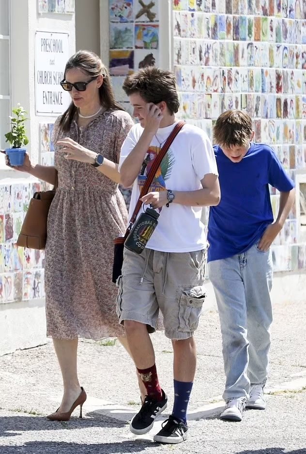 Дженнифер Гарнер с младшими детьми. Фото: BackGrid